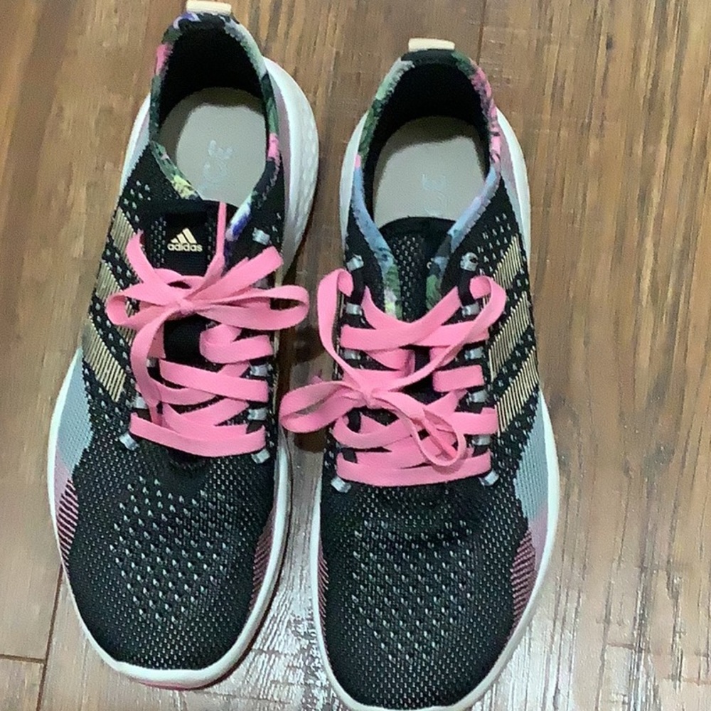 Women’s Adidas Bounce. Size 81/2